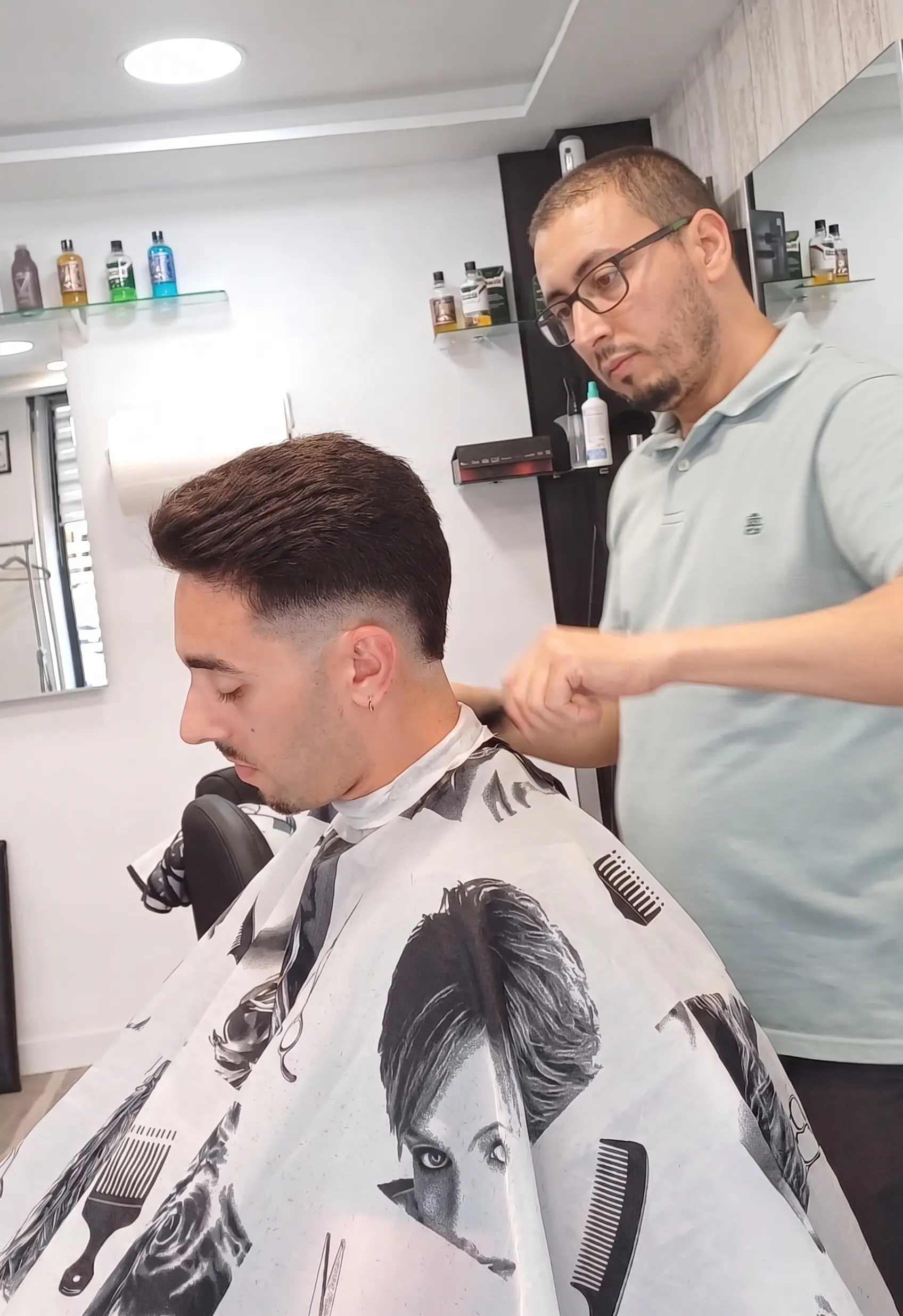 El barbero trabajando en Cambrils